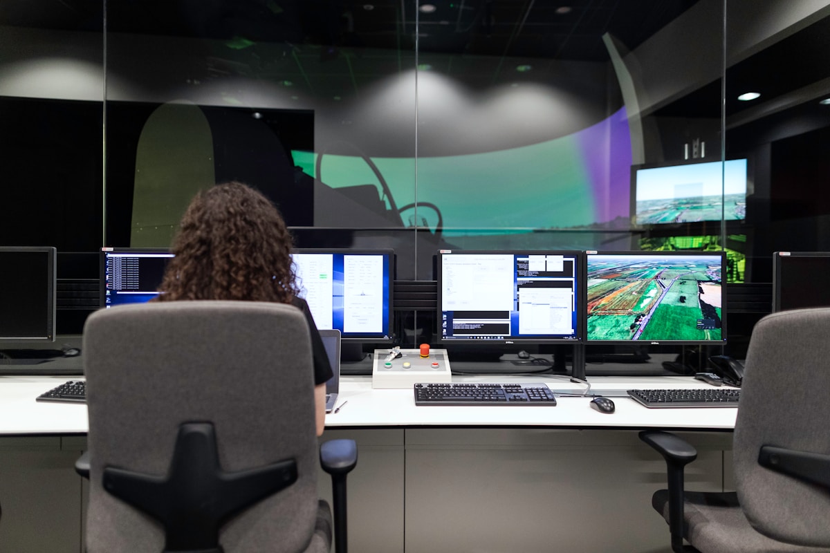 Estacion de simulacion con multiples monitores