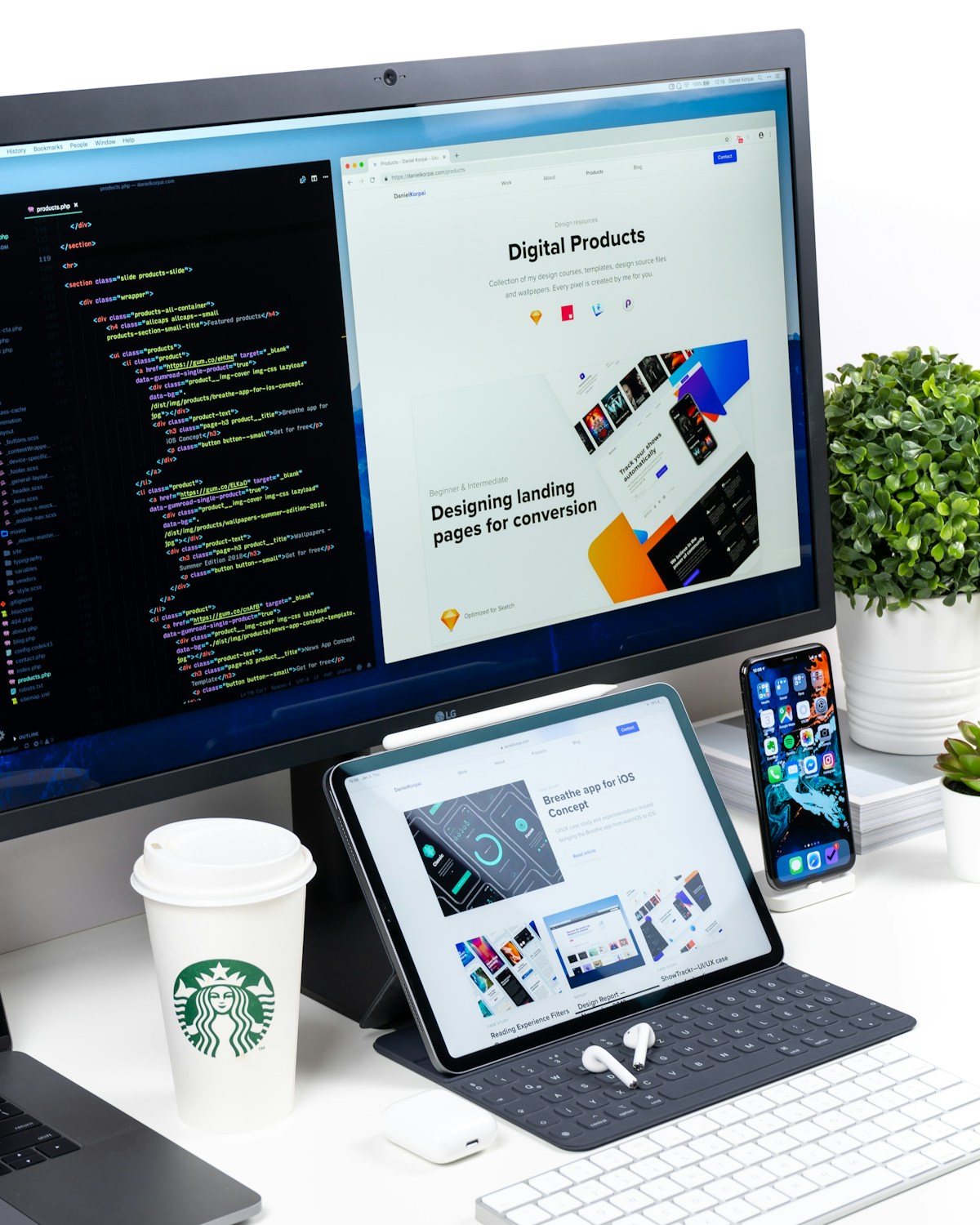 Pantallas con diseno de productos digitales y paginas web